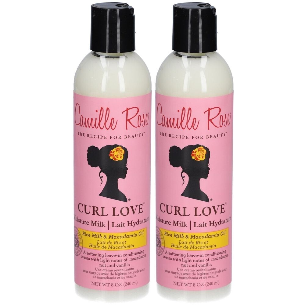 Zwei Flaschen Camille Rose Curl Love Feuchtigkeitsmilch. Rosa Etikett mit schwarzem Deckel. Text: Curl Love, Rice Milk & Macadamia Oil.