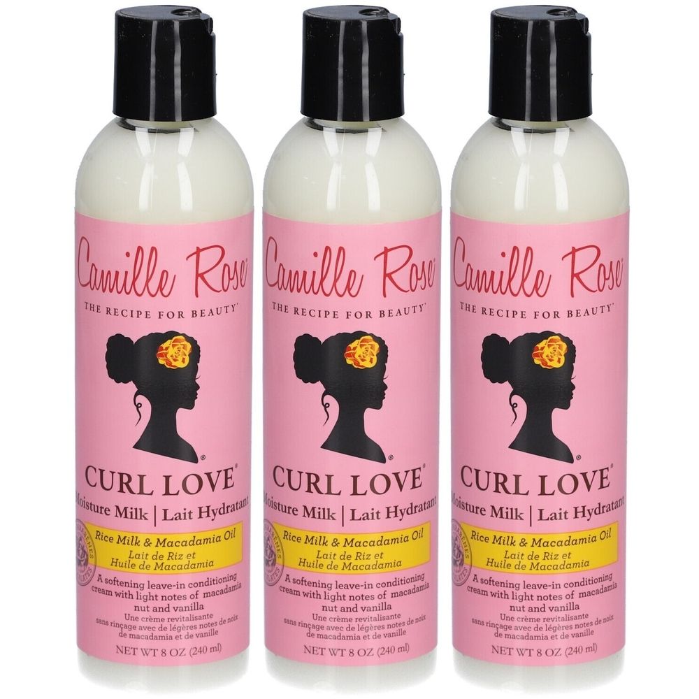 Drei Flaschen mit schwarzem Deckel und rosa Etikett. Aufschrift: Camille Rose, Curl Love, Rice Milk & Macadamia Oil.