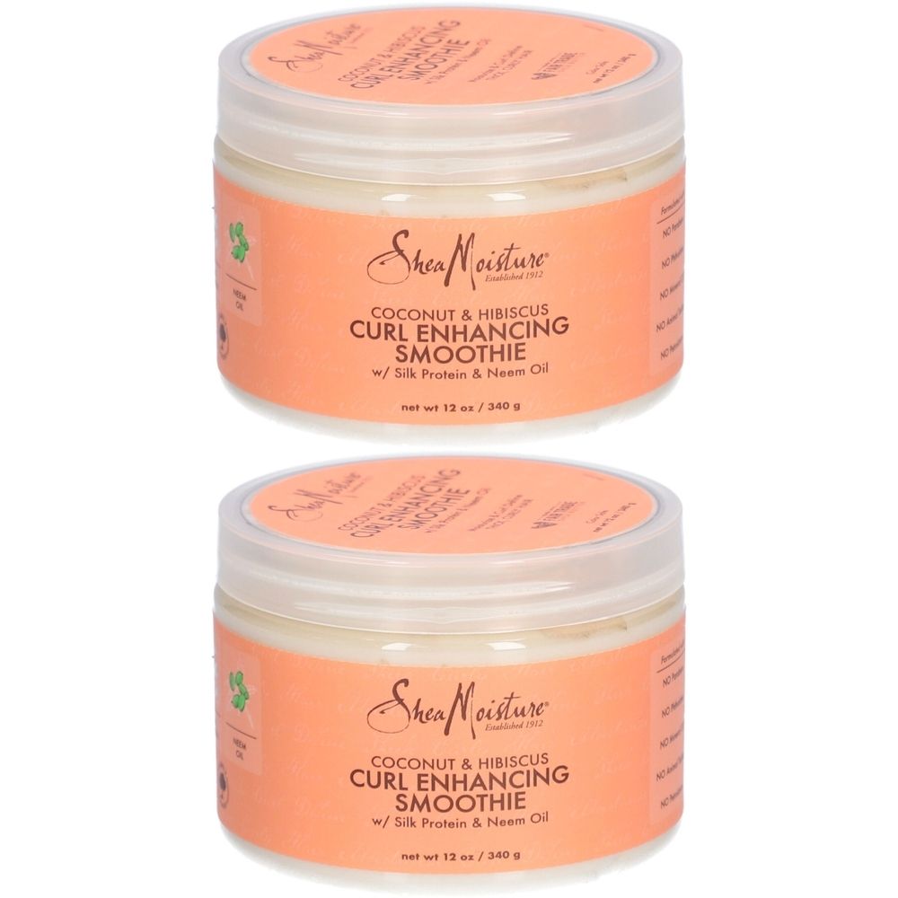 Deux pots de produit. Inscription: Shea Moisture, Coconut & Hibiscus Curl Enhancing Smoothie. Avec protéine de soie et huile de neem.