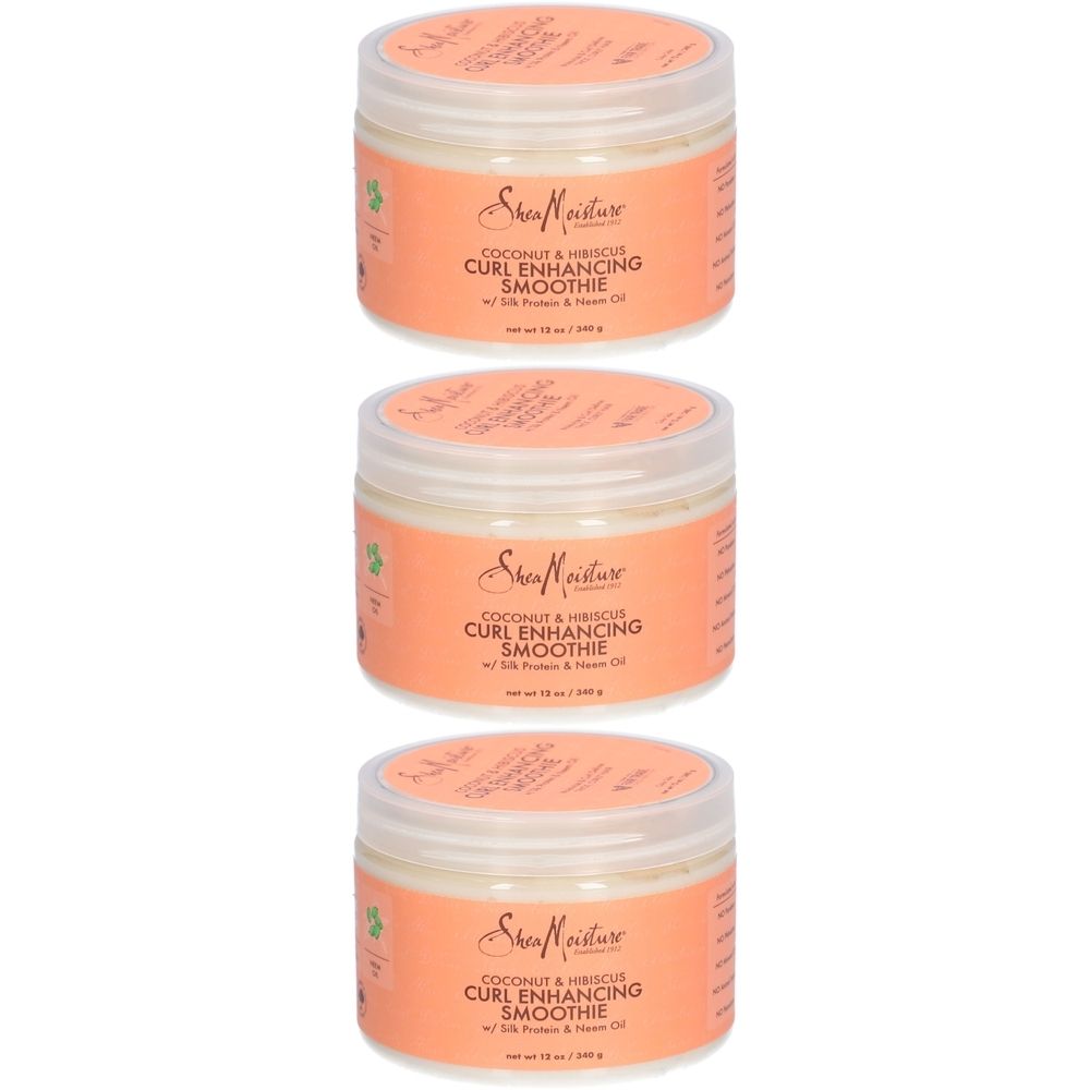 Trois pots de crème Shea Moisture. Inscription: Coconut & Hibiscus Curl Enhancing Smoothie. Couvercle transparent, pot orange.