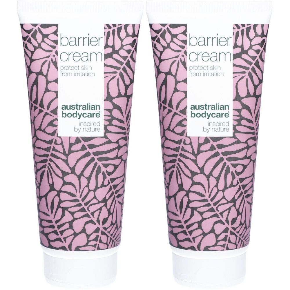 Zwei Tuben Barrierecreme. Aufschrift: Australian Bodycare. Rosa Muster auf weißem Hintergrund. Schützt die Haut vor Irritationen.