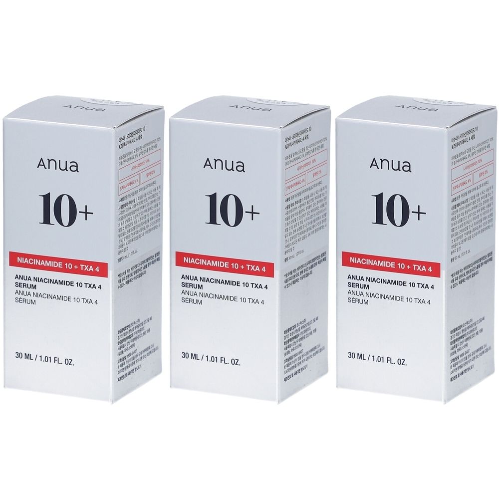 Drei weiße Kartons mit der Aufschrift "Anua 10+". Aufschrift: Niacinamid 10 + TXA 4 Serum. 30 ml / 1.01 fl. oz.