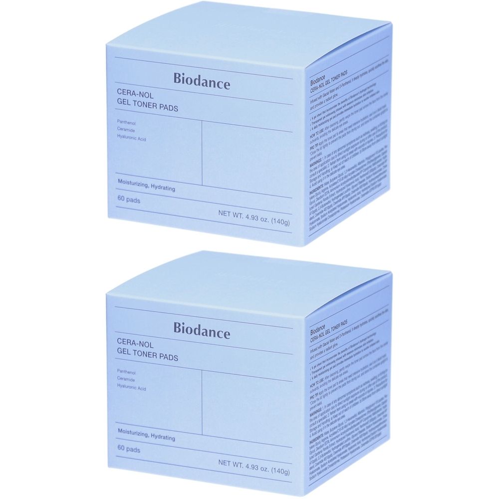 Zwei quadratische, hellblaue Produktverpackungen. Auf der Vorderseite steht "Biodance Cera-nol Gel Toner Pads".