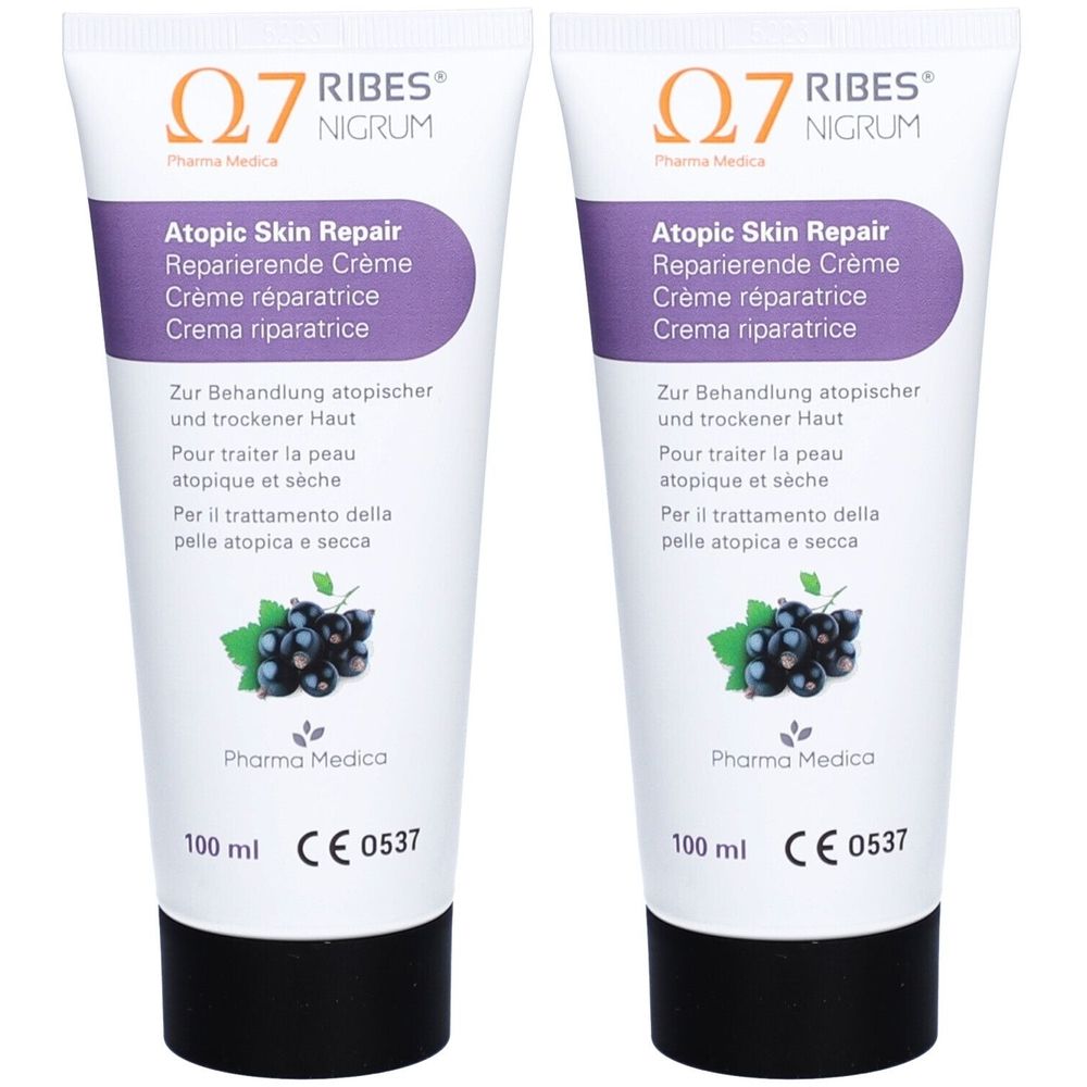 Zwei Tuben Creme. Aufschrift: Atopic Skin Repair, Reparierende Crème. Schwarze Johannisbeeren-Abbildung. CE-Kennzeichnung.