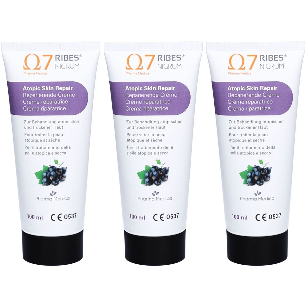 Drei Tuben Creme mit schwarzem Deckel. Aufschrift: Atopic Skin Repair, Ribes Nigrum. Mit CE-Kennzeichnung.