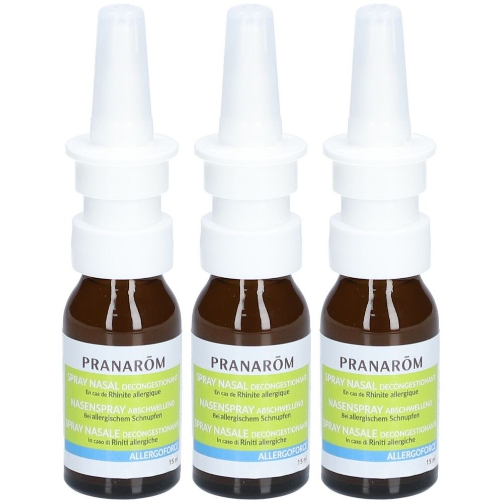 Drei Flaschen Nasenspray. Braune Glasflaschen mit weißen Sprühköpfen. Beschriftung: PRANAROM, Nasenspray, Allergoforce.