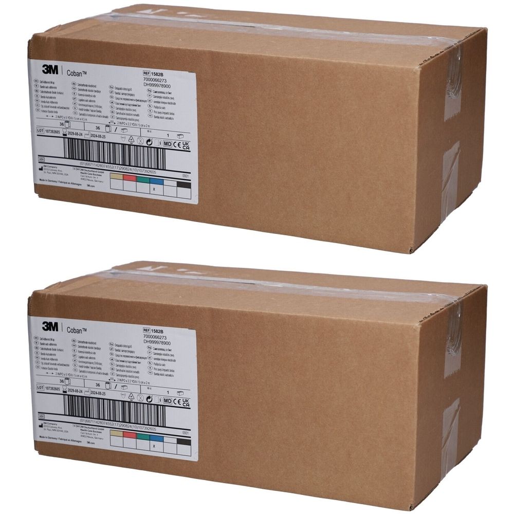 Zwei braune Kartons mit Etiketten. Auf den Etiketten sind Logos und Text zu sehen. Die Kartons sind mit Klebeband verschlossen.