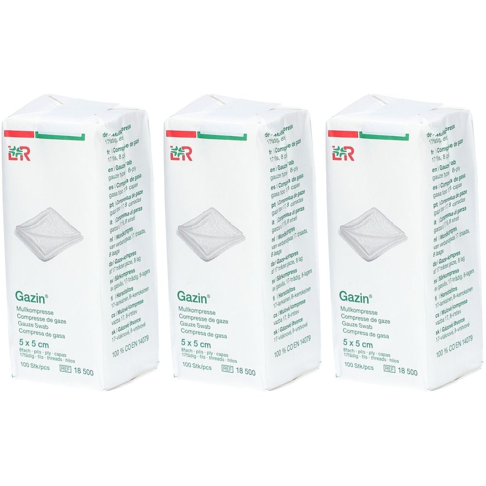 Trois emballages de compresses Gazin 5 x 5 cm. Emballage blanc avec bande verte et rouge et nom du produit. Inscriptions multilingues.