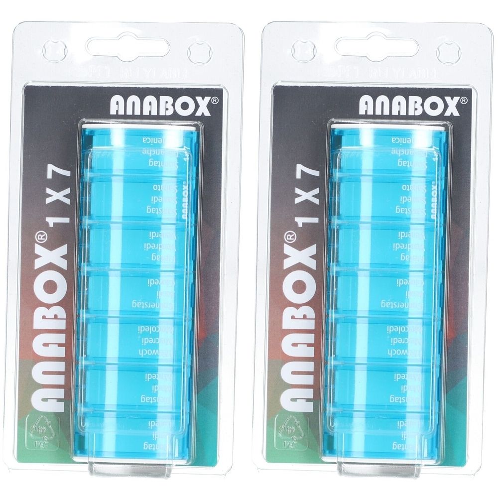 Zwei Medikamentenspender in Blisterverpackung. Türkisfarbene, rechteckige Spender mit sieben Fächern. Aufdruck "ANABOX 1x7".