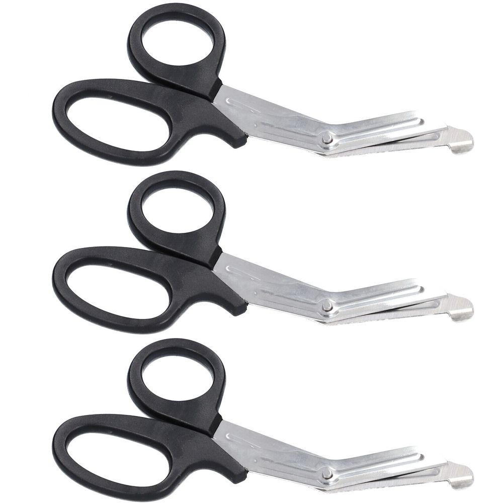Drei Verbandscheren mit schwarzen Griffen und silberfarbenen Klingen. Die Scheren sind auf einer weißen Oberfläche platziert.
