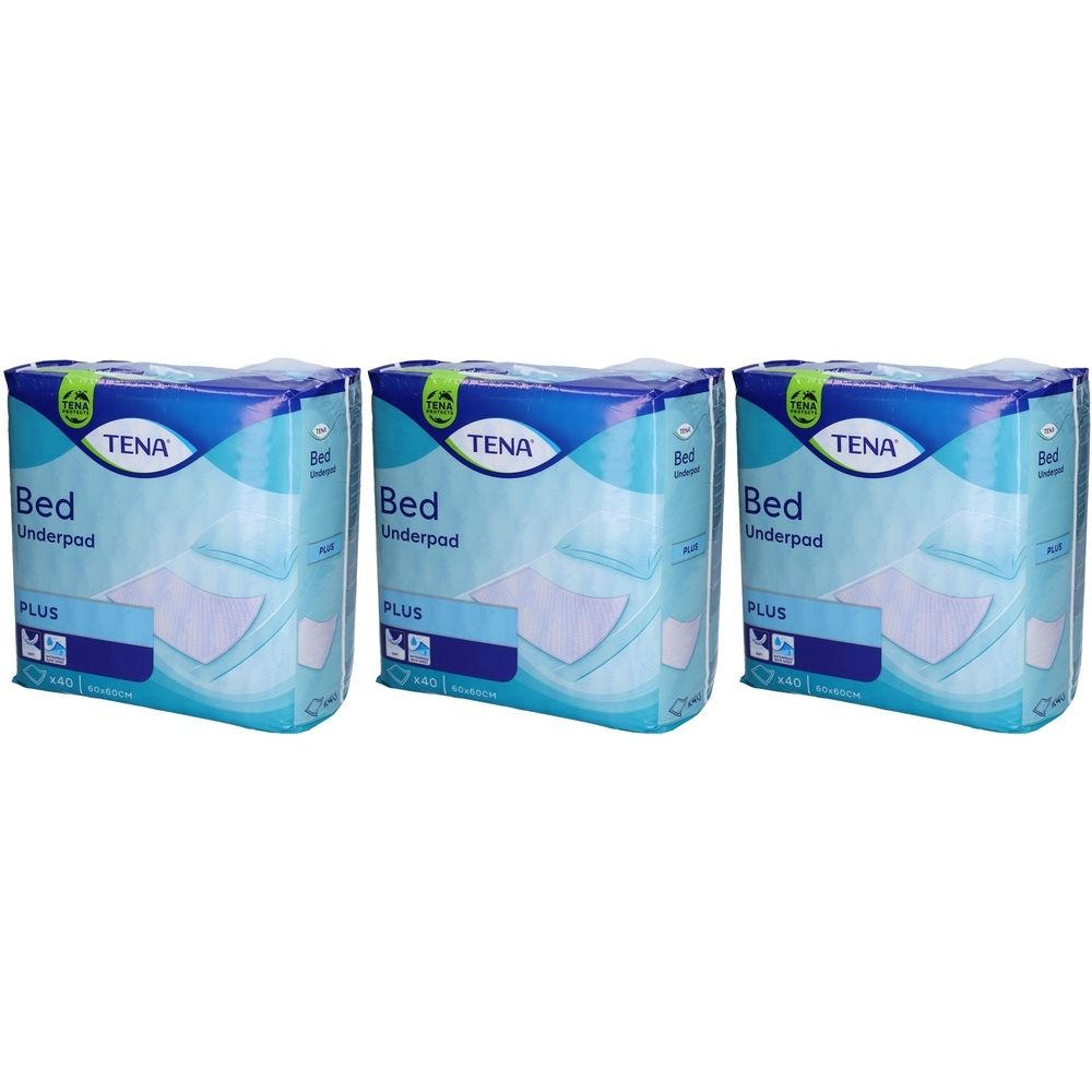 Drei Packungen TENA Bed Underpad Plus. Jede Packung zeigt das Produkt und die Marke TENA. Die Verpackung ist blau und weiß.