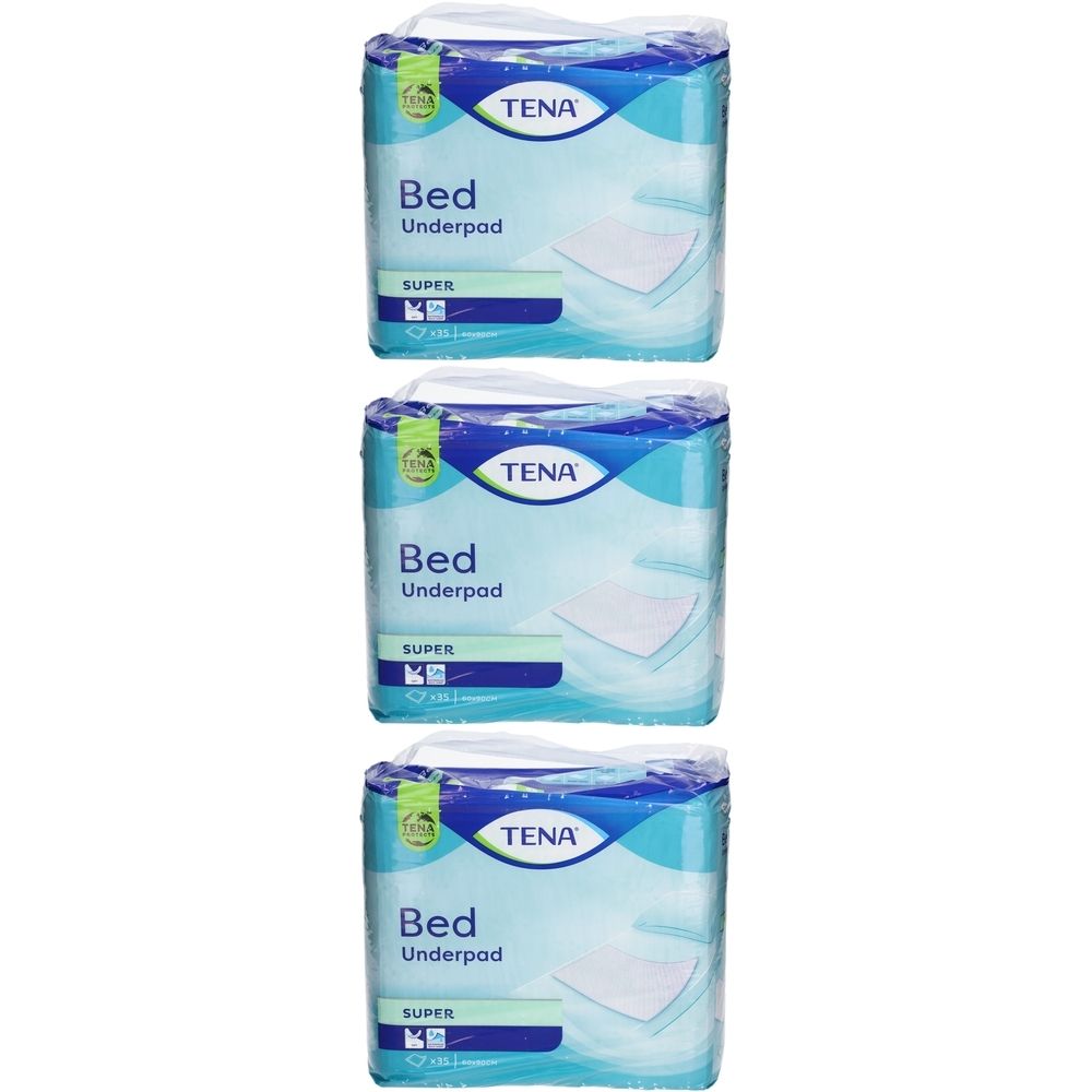 Drei verpackte TENA Bed Underpad. Verpackung mit blau-weißem Design. Aufschrift: TENA, Bed Underpad, SUPER.