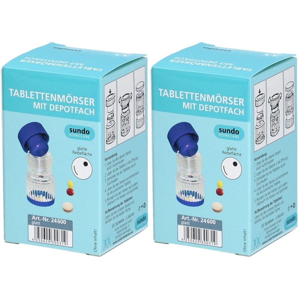 Zwei Tablettenmörser mit Schraubdeckel in Verpackung. Blaue Deckel, transparente Behälter. Aufschrift: Sundo, Tablettenmörser mit Depotfach.