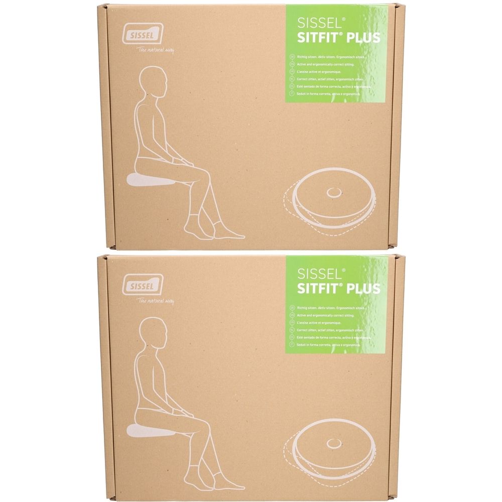 Zwei Kartons mit dem Produkt SISSEL SITFIT PLUS. Aufdrucke: Produktname, Illustration einer Person auf dem Sitzkissen, Logo.