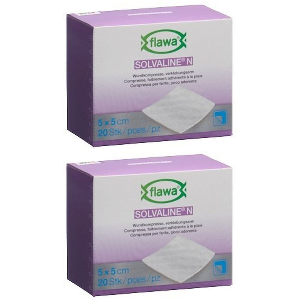 Zwei Packungen Flawa Solvaline N Kompressen. Aufdruck: 5x5 cm, 20 Stück. Verpackung mit Logo und Produktbezeichnung.