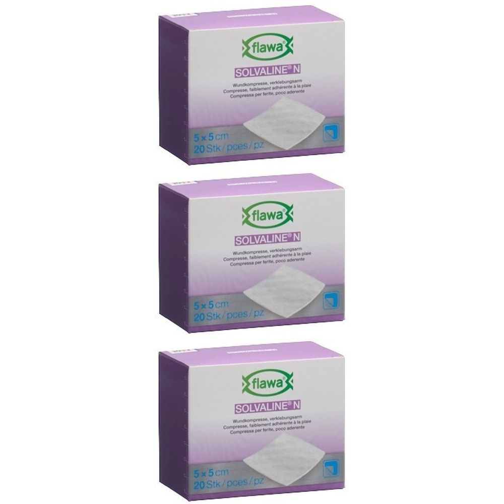 Drei Packungen Flawa Solvaline N Kompressen. Jede Packung zeigt 5x5cm, 20 Stück. Lila-weiße Verpackung mit Produktnamen und Logo.
