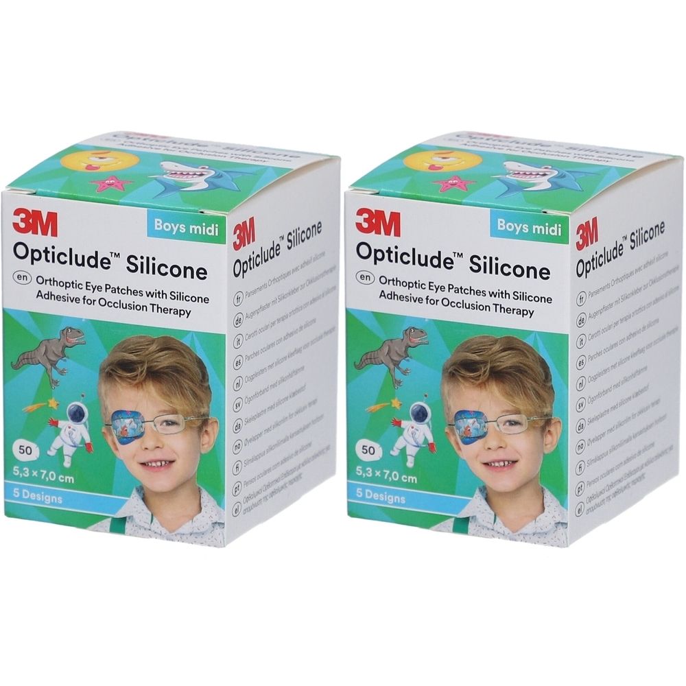 Zwei Kartons mit 3M Opticlude Silikon-Augenpflastern. Aufdruck: Opticlude Silicone, Boys midi, 50 Stück, 5,3 x 7,0 cm. Kind mit Augenpflaster.