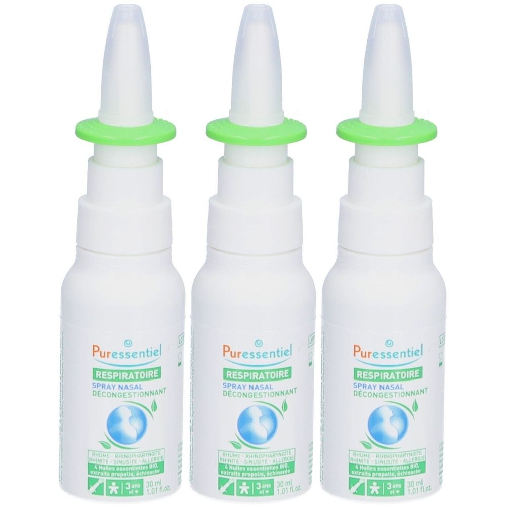 Drei weiße Nasensprays mit grünen Ringen. Aufschrift: Puressentiel, RESPIRATOIRE, Spray Nasal Décongestionnant. Blauer Globus-Aufdruck.