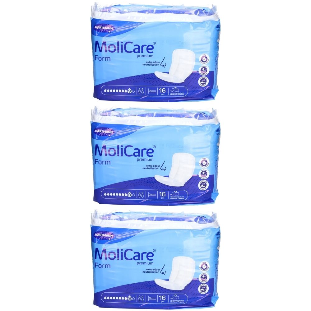 Trois paquets de MoliCare Premium Form. Emballage bleu avec image du produit et texte. 16 pièces par paquet.