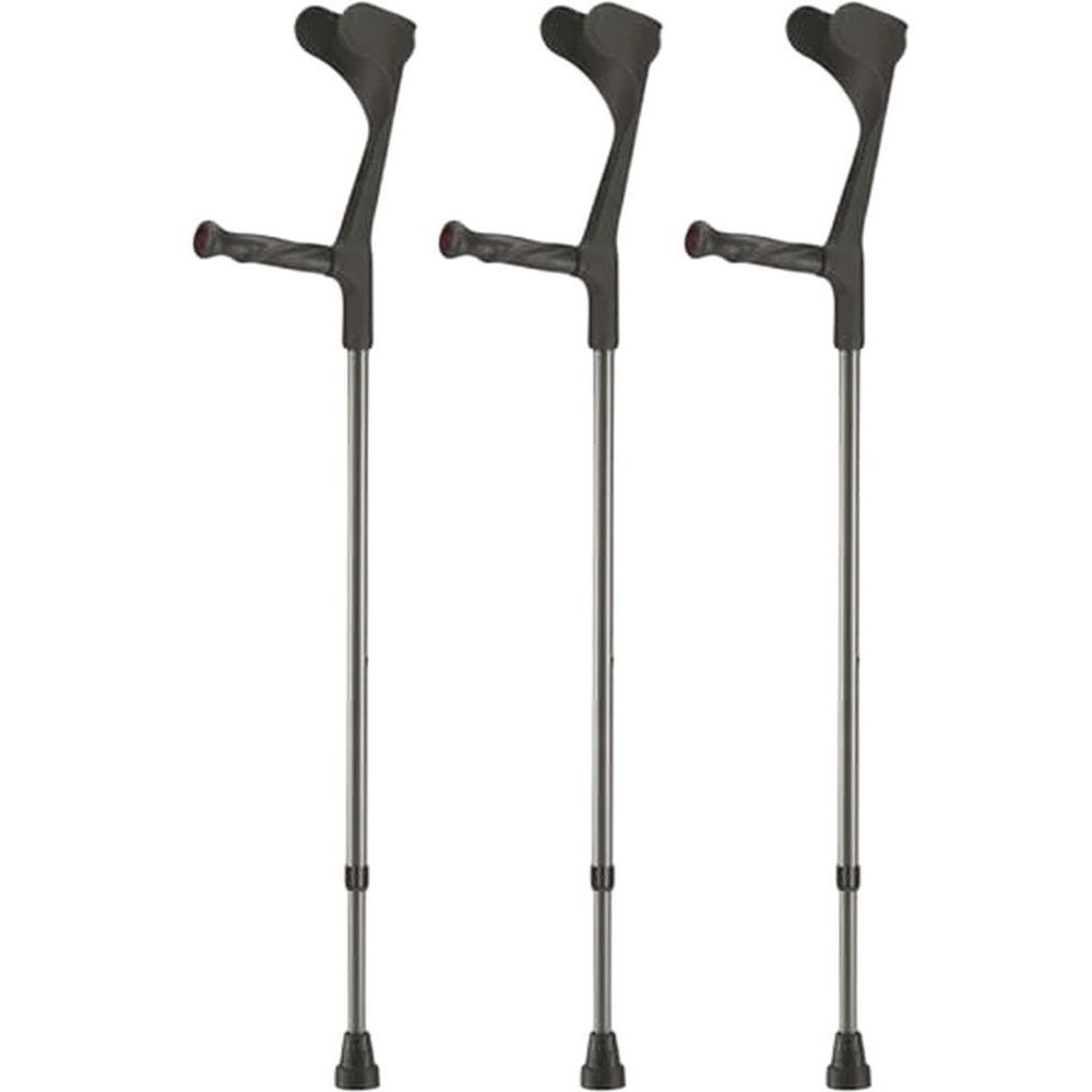 Drei schwarze Krücken mit anatomischen Griffen und Reflektoren. Silberne Stiele, schwarze Gummifüße.