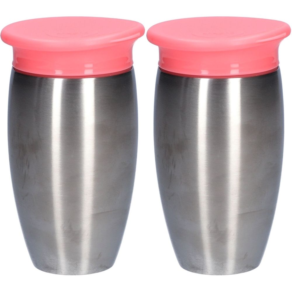 Deux gobelets en acier inoxydable avec couvercles roses. Forme cylindrique, conique. Couvercles plats, bord surélevé.