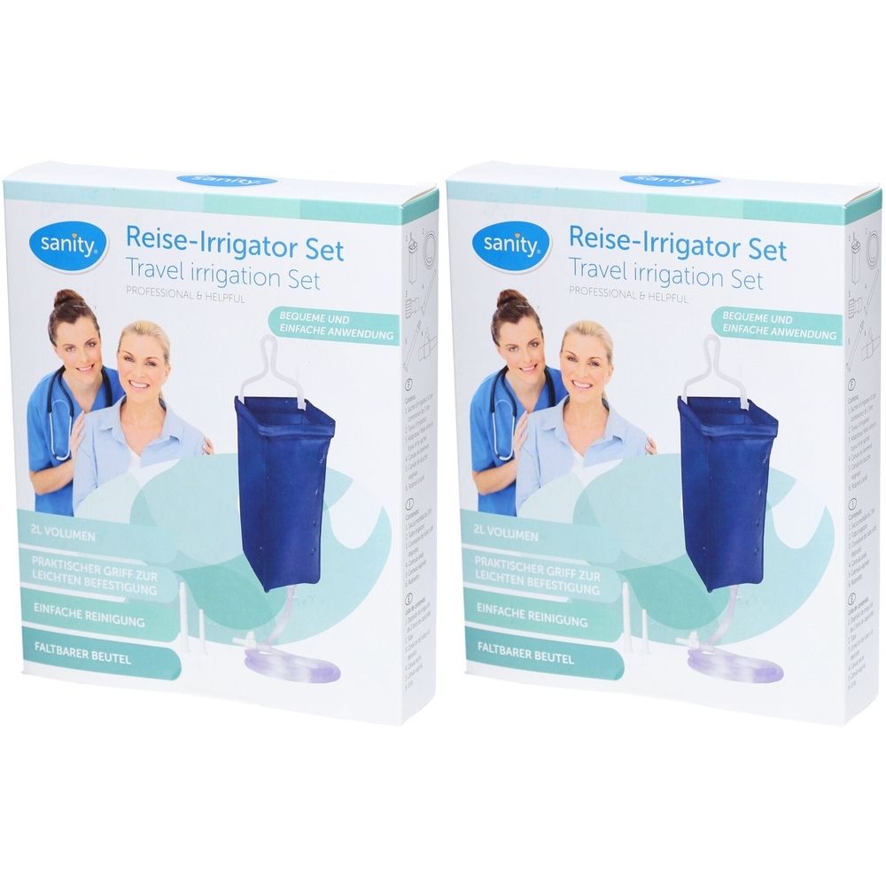 Zwei Produktverpackungen. Aufschrift: "sanity Reise-Irrigator Set". Abgebildet sind zwei Frauen, ein blauer Beutel und ein Gestell.