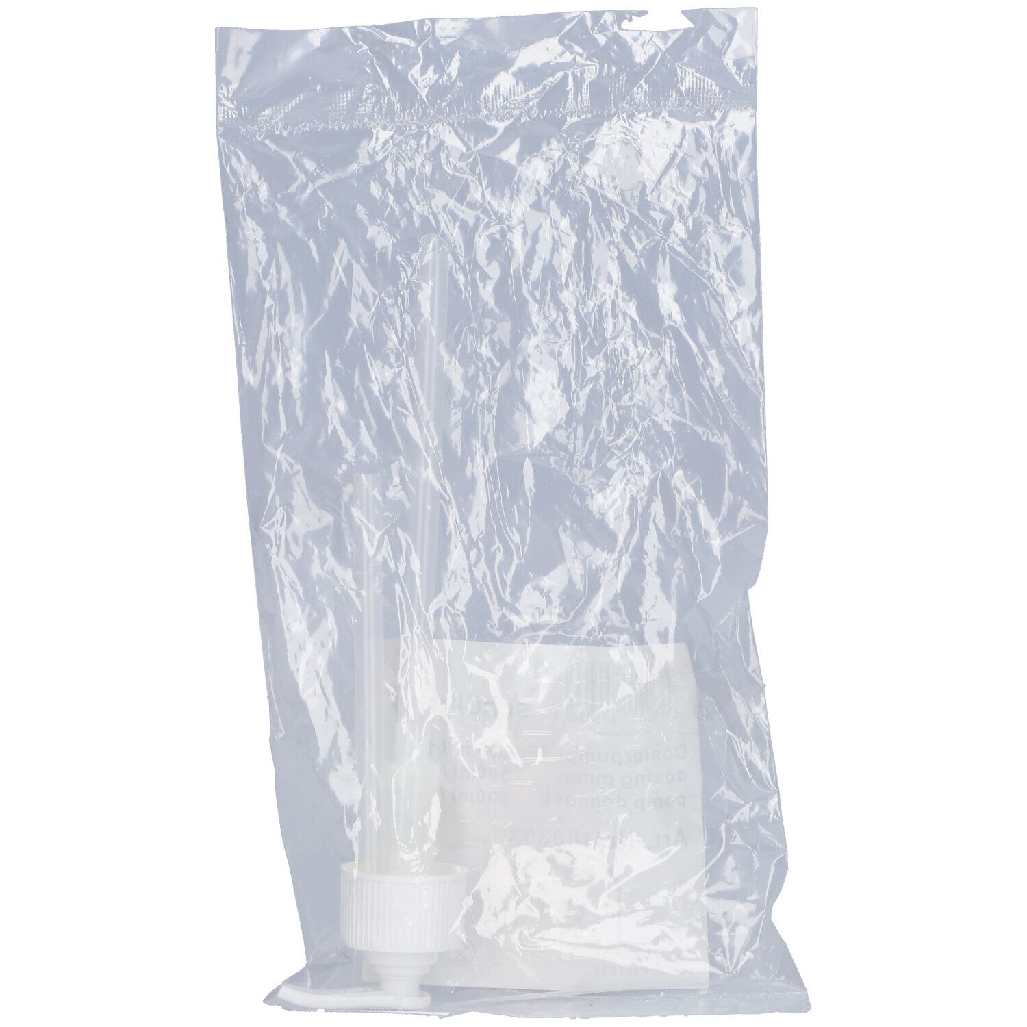 Pompe doseuse dans un emballage plastique transparent. Pompe et tube plongeur visibles. Tête de pompe blanche.