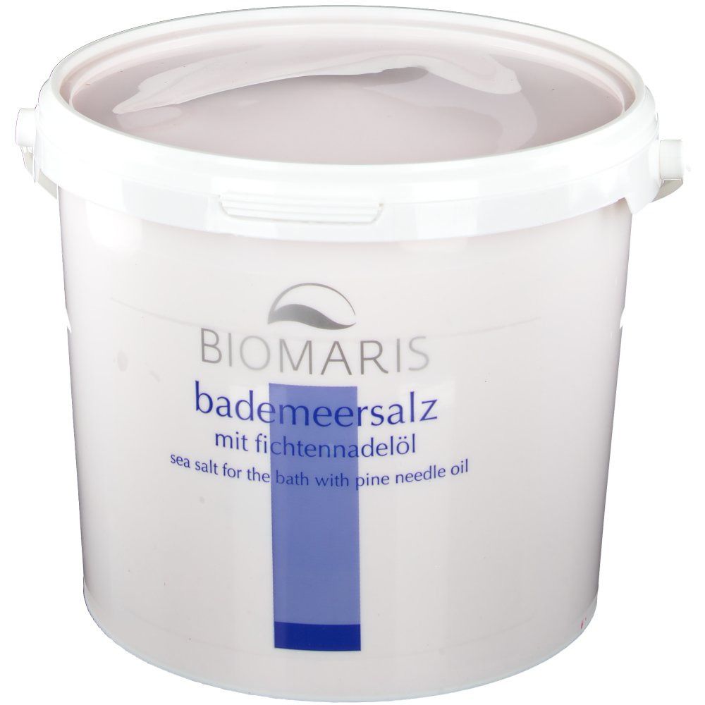 Weißer Eimer mit Deckel. Aufschrift: BIOMARIS Bademeersalz mit Fichtennadelöl. Blaue rechteckige Markierung.