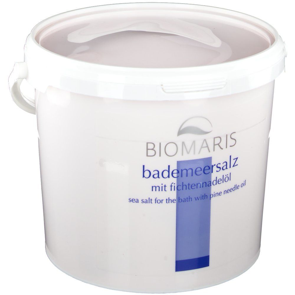 Weißer Eimer mit Deckel. Aufschrift: BIOMARIS Bademeersalz mit Fichtennadelöl. Blaue rechteckige Markierung.