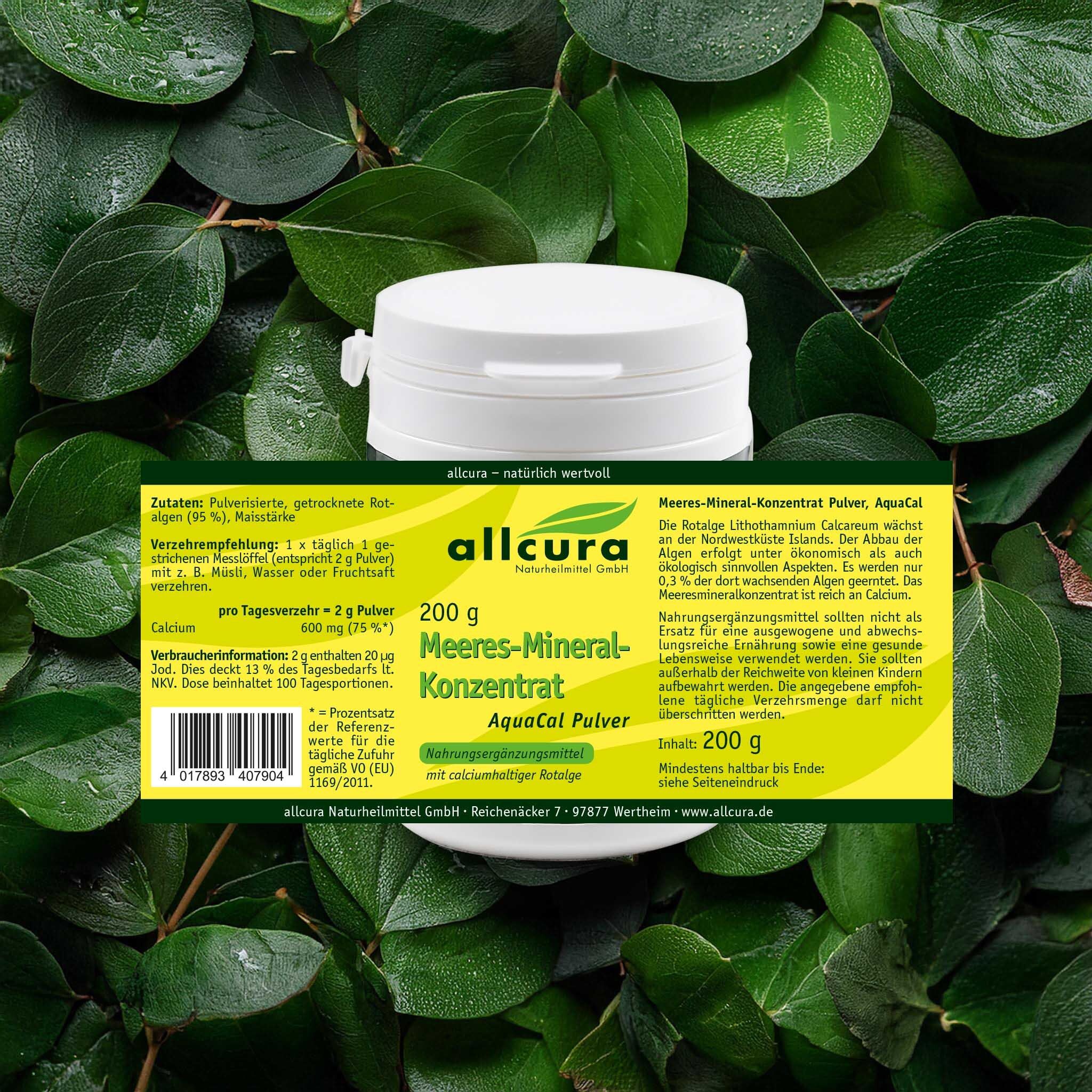 Récipient avec étiquette verte sur fond vert. Texte : allcura Meeres-Mineral-Konzentrat AquaCal Pulver. 200 g.