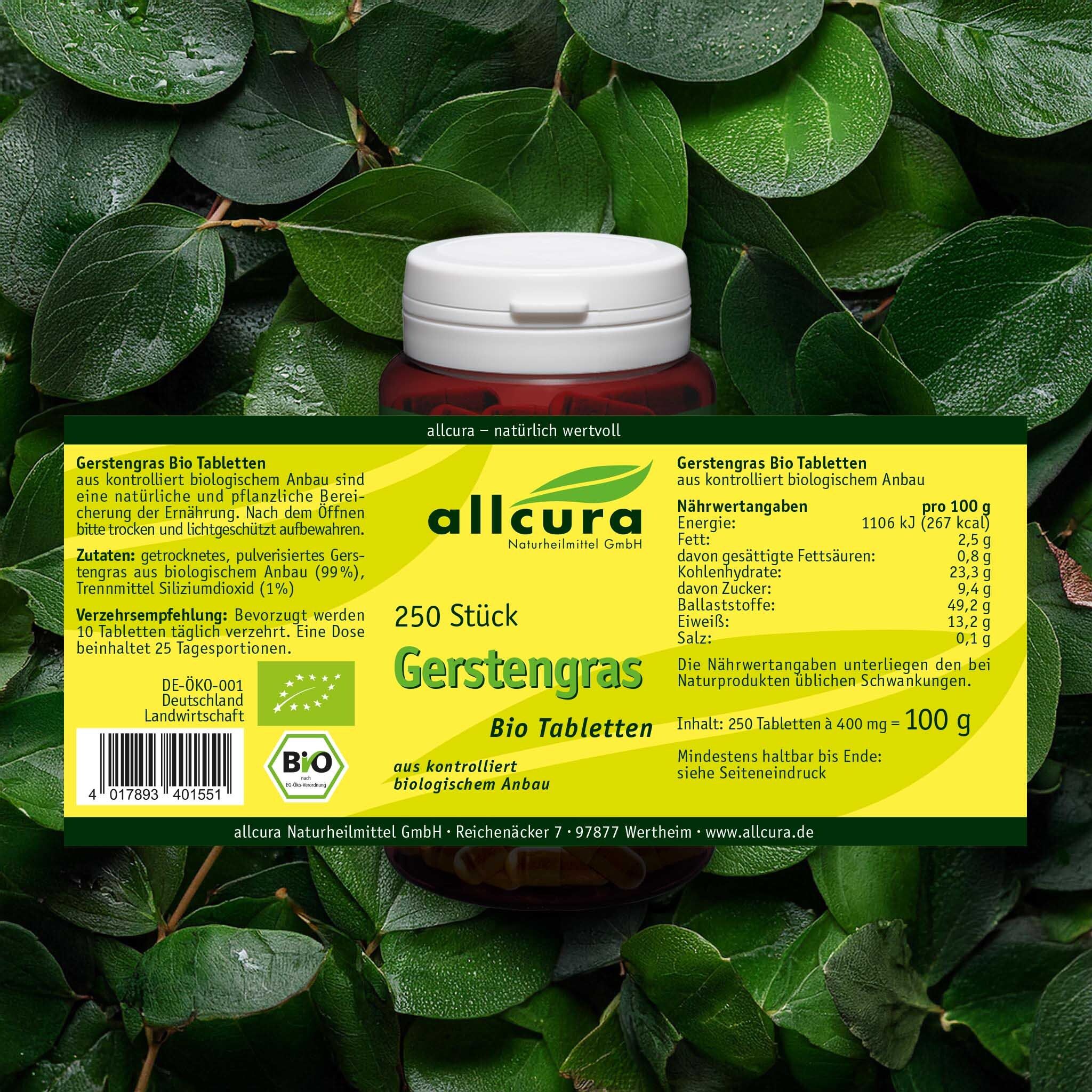 Braune Flasche mit weißen Deckel. Produktname: Gerstengras Bio Tabletten. Marke: allcura. Hintergrund: grüne Blätter. Etikett.