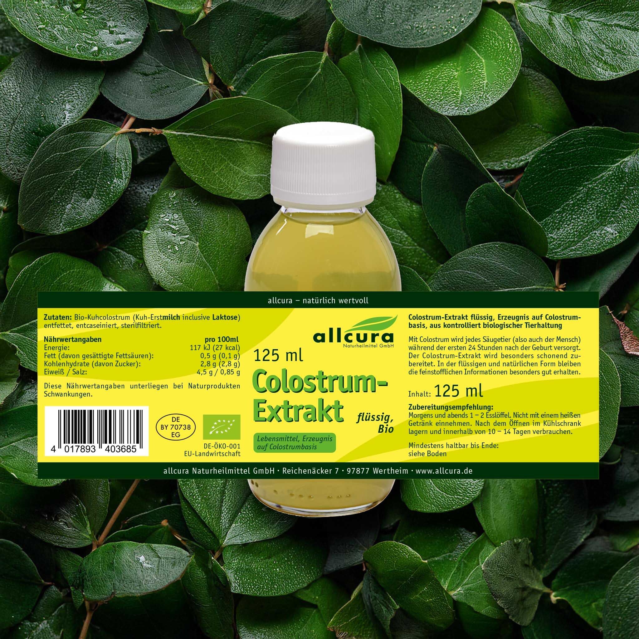 Flasche Colostrum-Extrakt vor grünem Hintergrund. Aufschrift: allcura, 125 ml, Colostrum-Extrakt flüssig, Bio. Mit Nährwertangaben und Bio-Siegel.