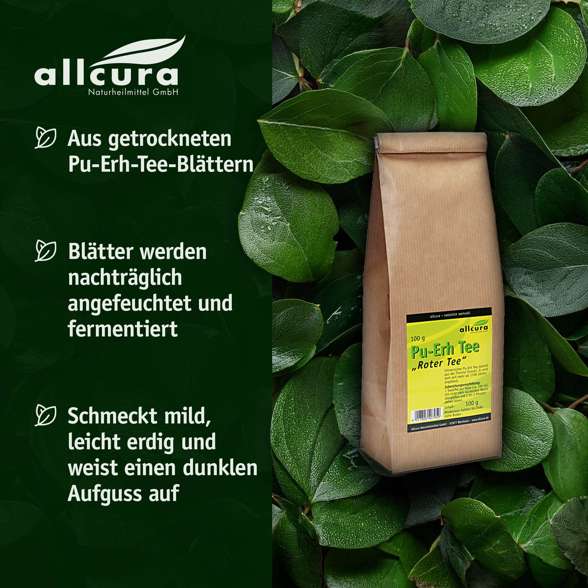 Sachet en papier brun avec étiquette jaune, entouré de feuilles vertes. Texte : allcura, Pu-Erh Tee, les feuilles sont humidifiées et fermentées.