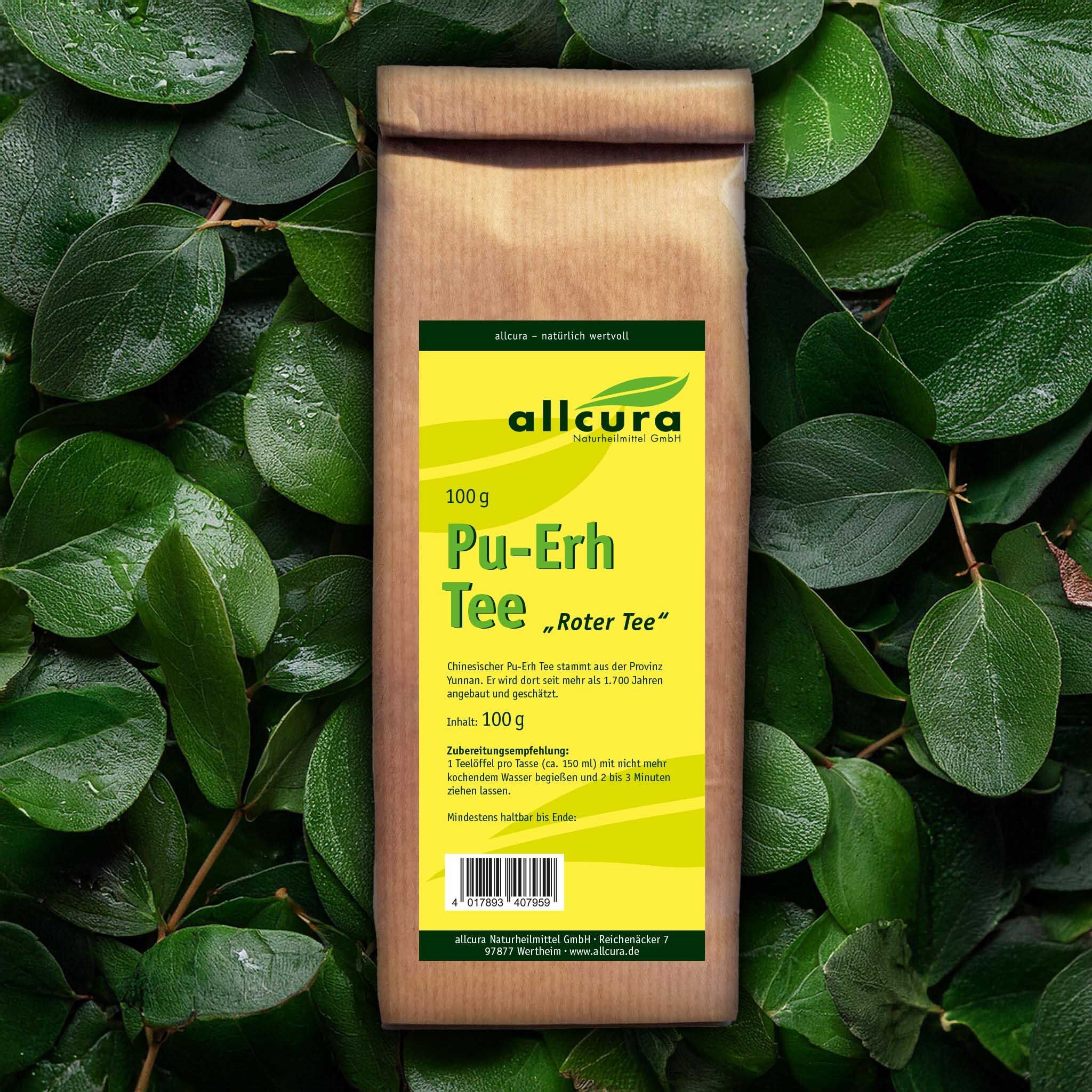 Sachet en papier brun avec étiquette jaune, entouré de feuilles vertes. Inscription : allcura Pu-Erh Tee « Roter Tee ». 100 g.