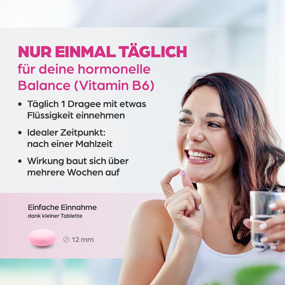 Femme prend un comprimé. Texte: Une fois par jour. Prise facile. Comprimé 12 mm. Verre.