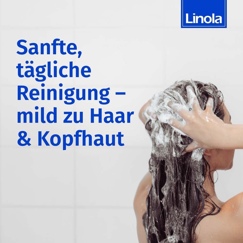 Person wäscht Haare mit Shampoo. Text: Sanfte, tägliche Reinigung – mild zu Haar & Kopfhaut.