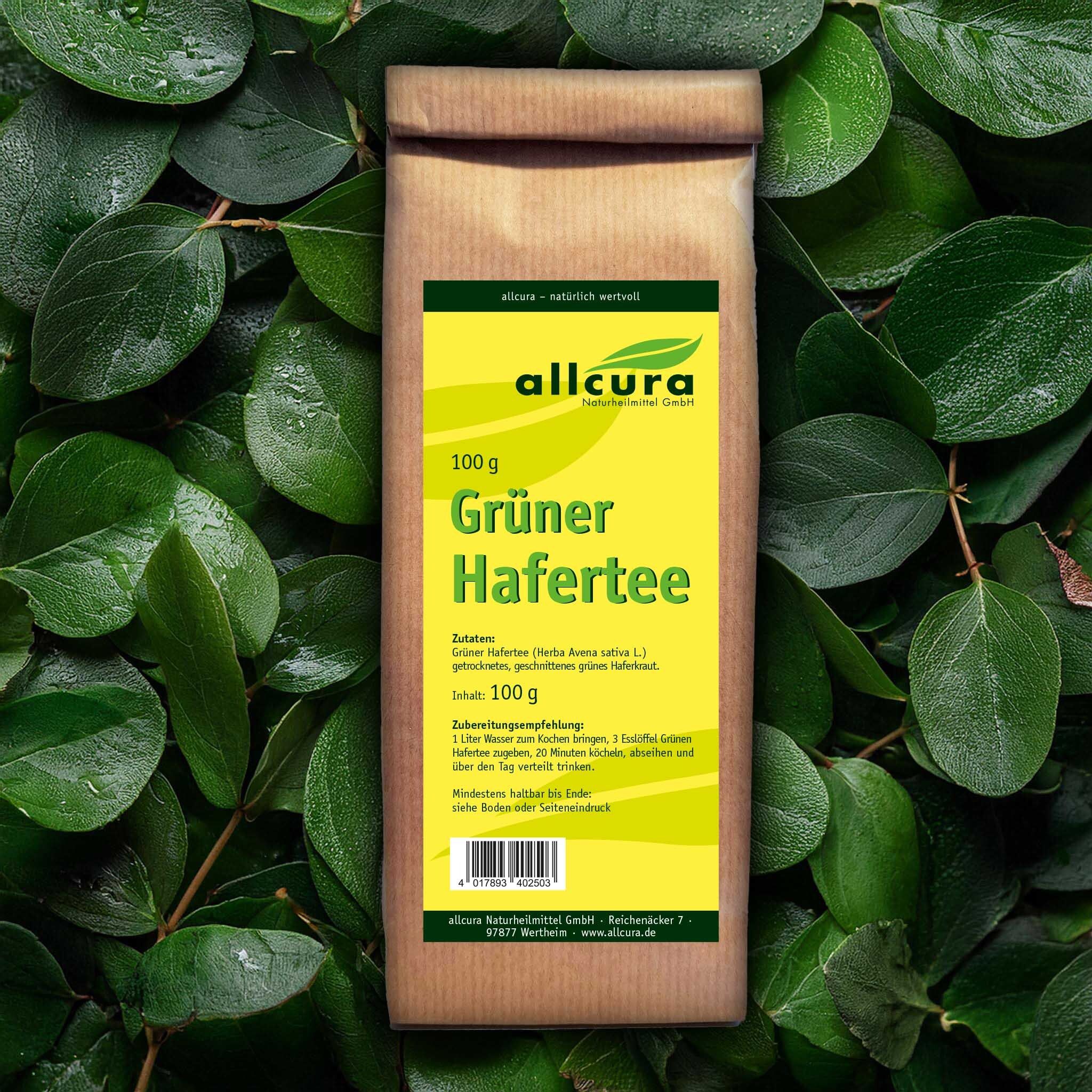 Braune Papiertüte mit grünem Etikett. Aufschrift: allcura Grüner Hafertee. 100g. Hintergrund: grüne Blätter.