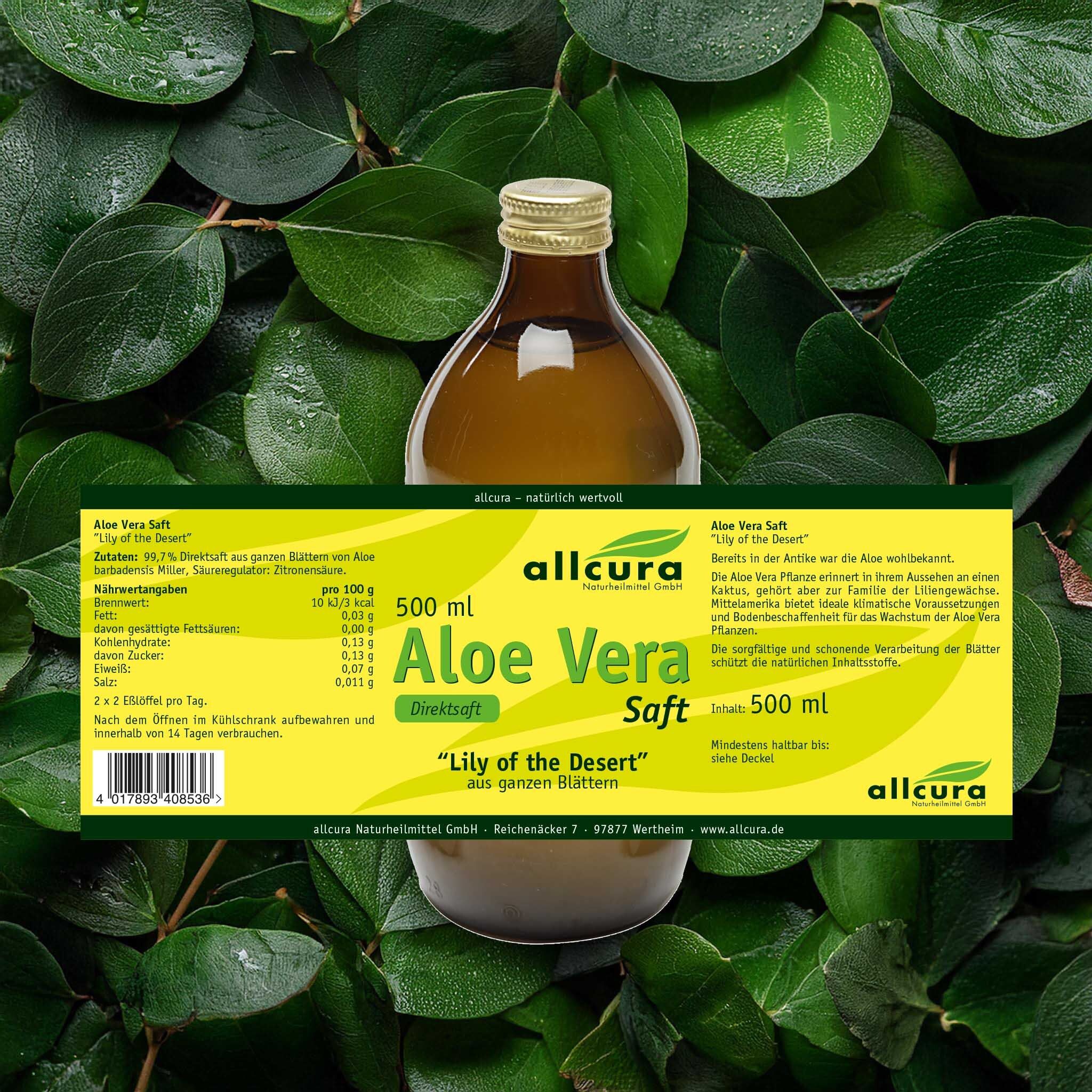 Étiquette jaune avec texte. Inscription : Aloe Vera Saft, 500 ml. Marque : allcura. Fond : feuilles vertes.