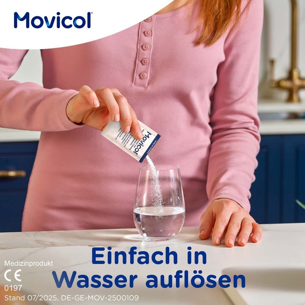 Eine Frau gießt Pulver in ein Glas Wasser. Text: Einfach in Wasser auflösen. Medizinprodukt.