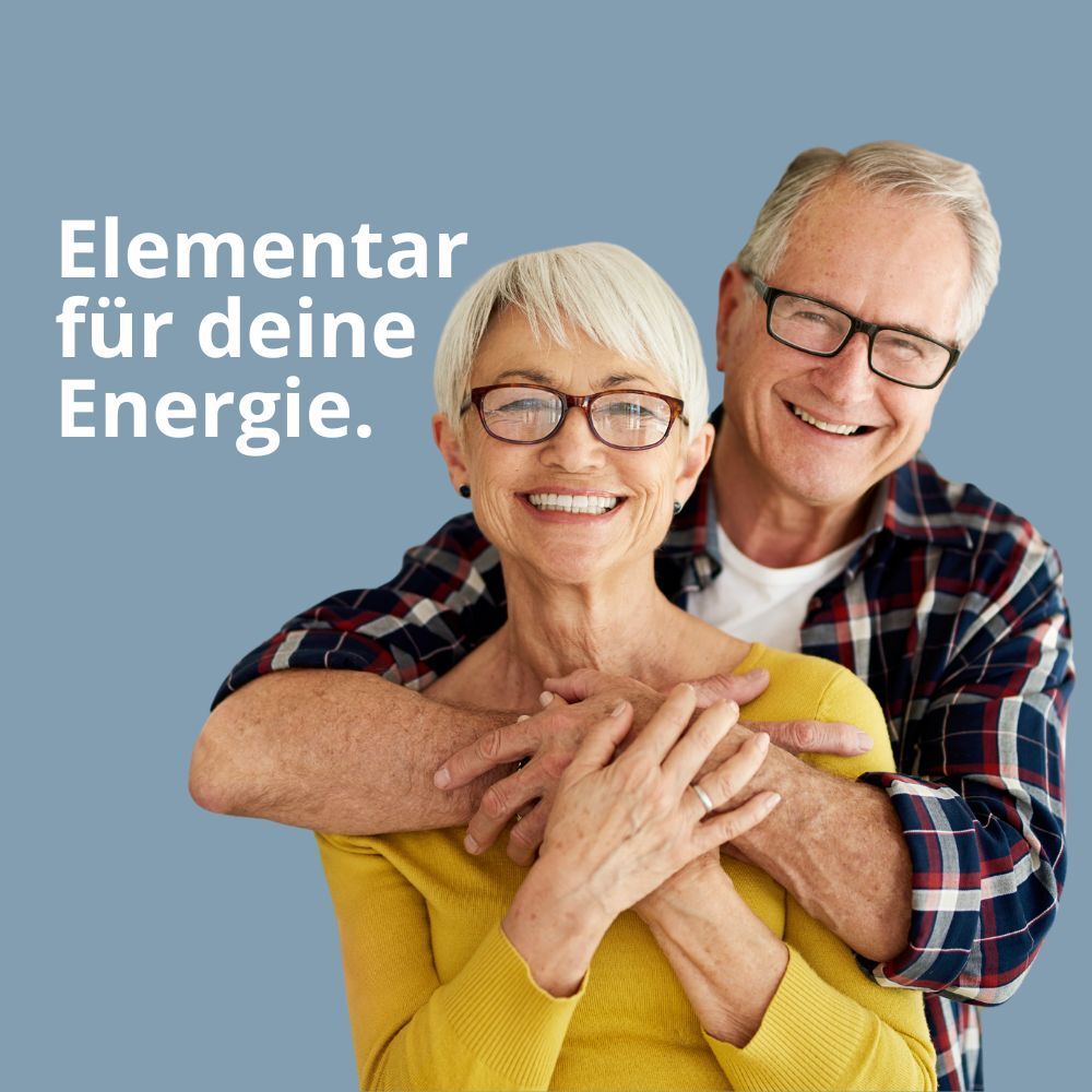 Ein älteres Paar lächelt, der Mann umarmt die Frau von hinten. Der Text 'Elementar für deine Energie.' steht links.
