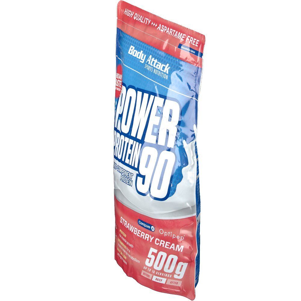 Vue oblique du sachet Body Attack Power Protein 90 Crème Fraise. Texte principal : Power Protein 90. 500g. Sans aspartame. Goût crémeux.