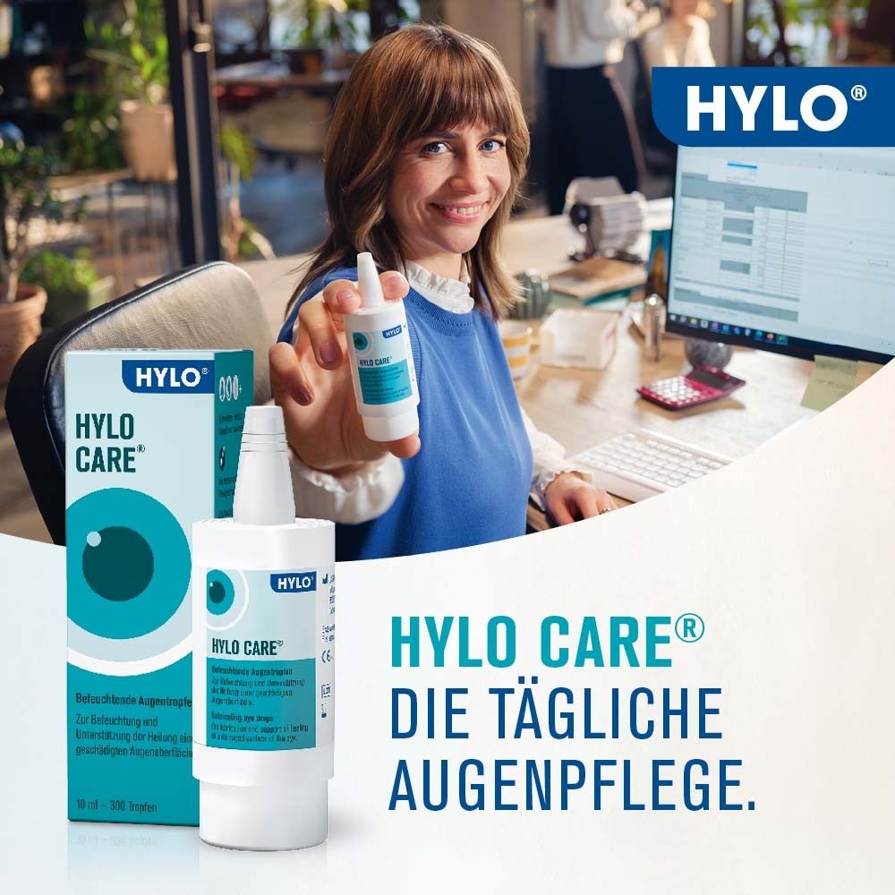 Femme tenant des gouttes ophtalmiques HYLO CARE®. Emballage et flacon sur la table. Texte : HYLO CARE® - SOIN QUOTIDIEN DES YEUX.