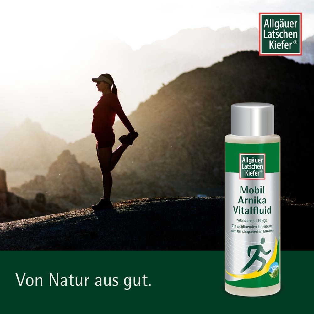 Femme s'étirant devant un paysage de montagne. Flacon avec étiquette vert et argent. Texte : Mobil Arnika Vitalfluid. Marque : Allgäuer Latschenkiefer.
