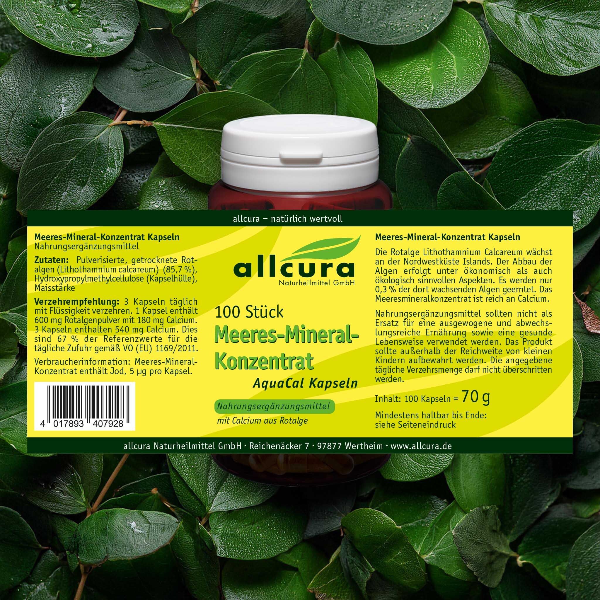 Boîte de gélules marron avec couvercle blanc, entourée de feuilles. Étiquette avec informations produit et inscription: AquaCal Capsules.