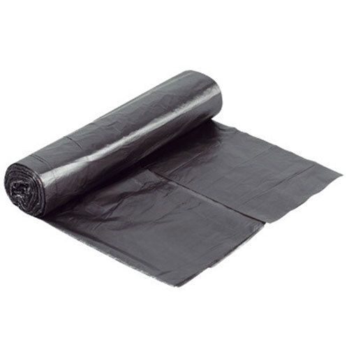 Sacs poubelles noirs, en rouleau et dépliés. Plusieurs sacs sont visibles.