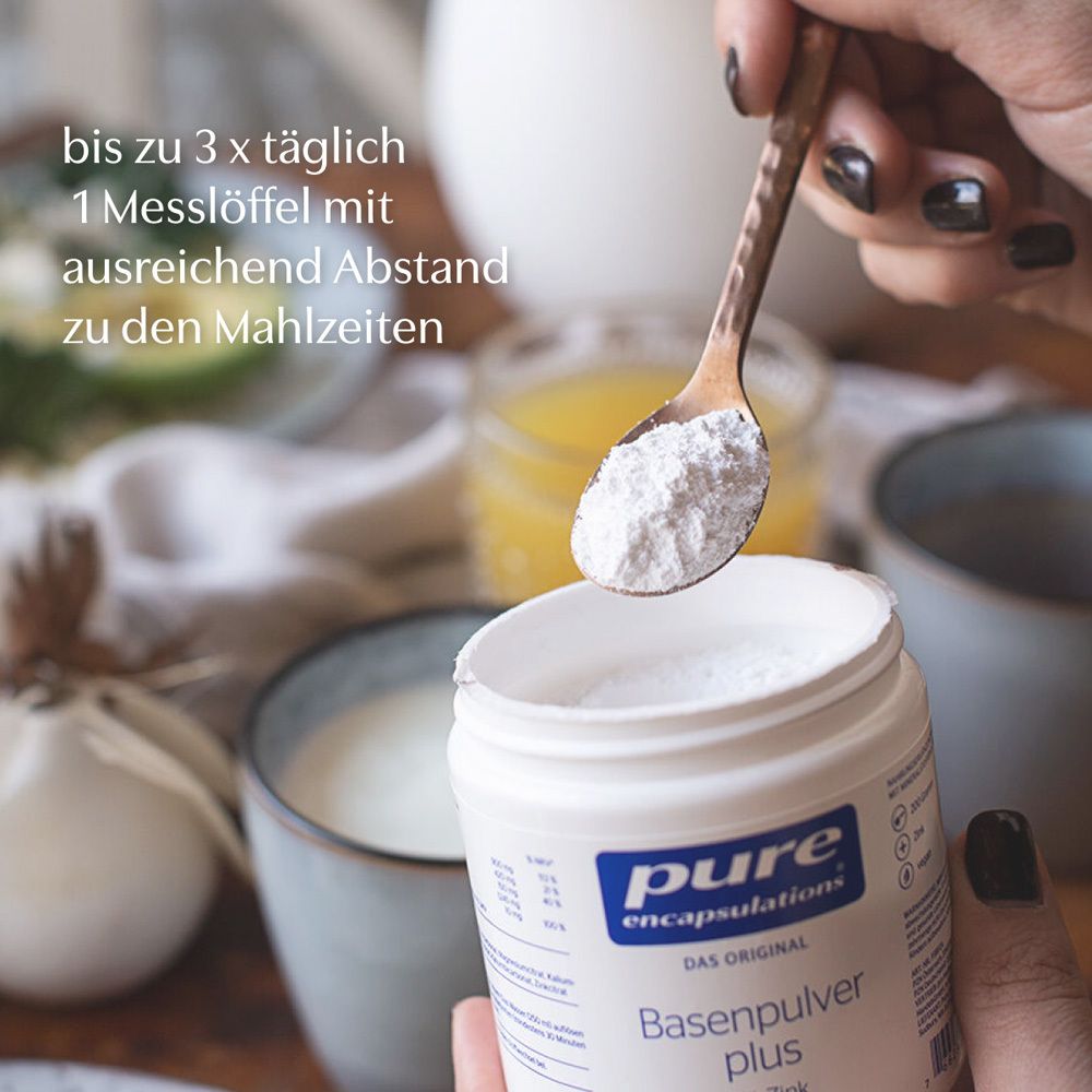 Löffel mit Pulver über Dose. Text: 1 Messlöffel mit Abstand zu den Mahlzeiten. Weitere Produkte im Hintergrund.