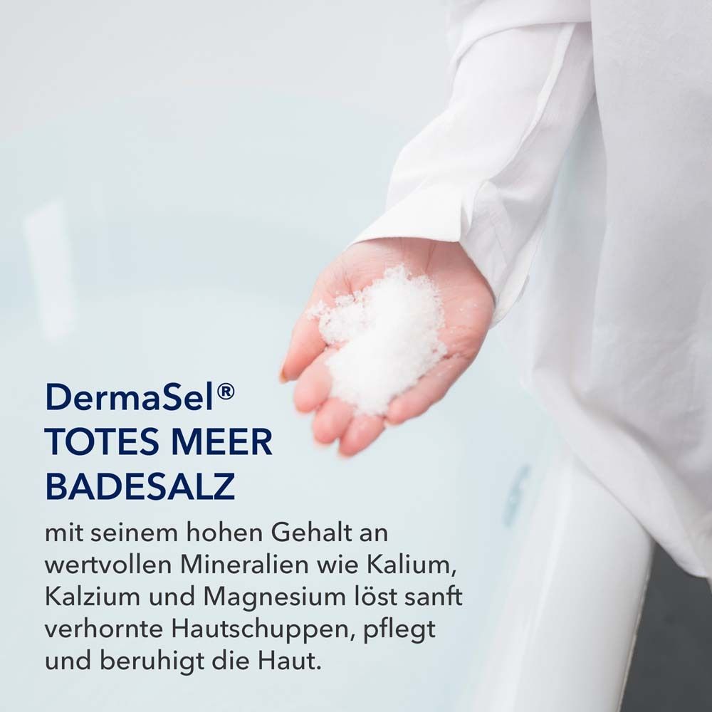 Main tenant du sel de bain de la mer Morte. Texte : DermaSel® Sel de bain de la mer Morte. Contient des minéraux.
