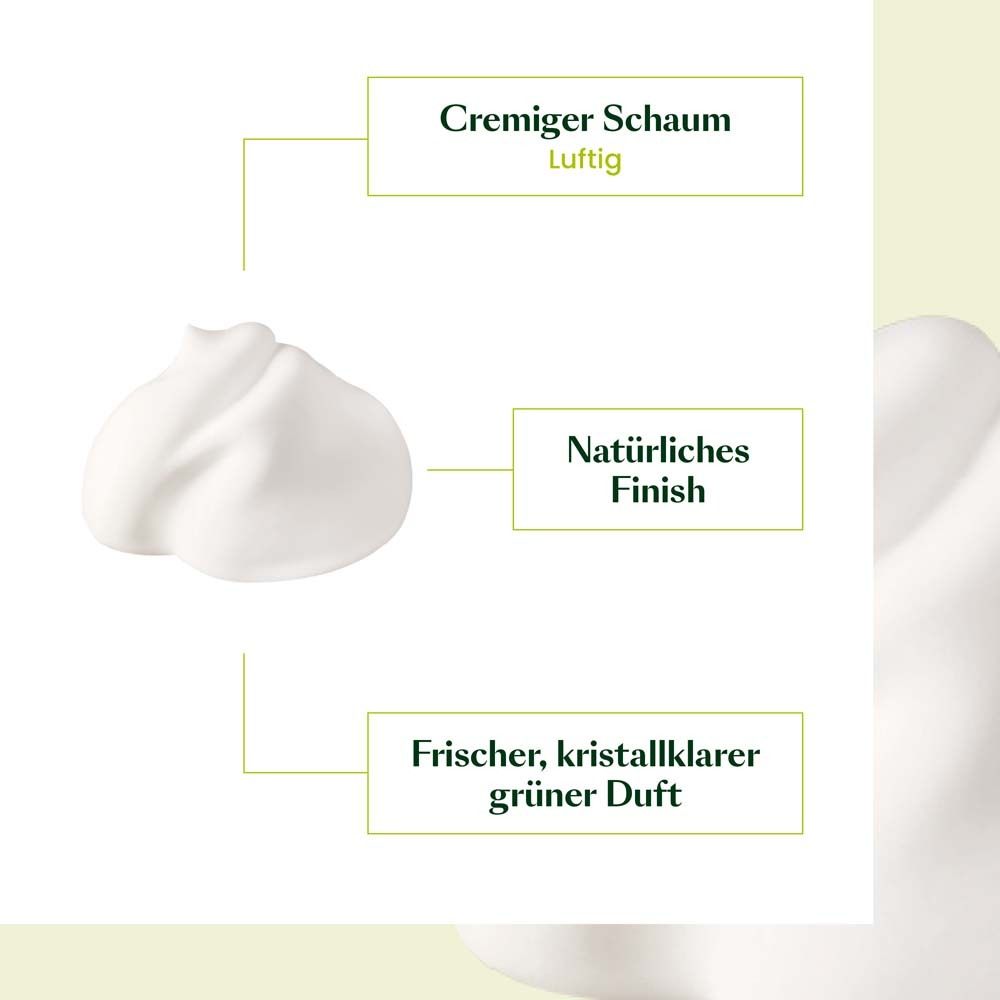 Gros plan sur de la mousse blanche. Texte : Mousse crémeuse, Finition naturelle, Parfum vert frais et cristallin.