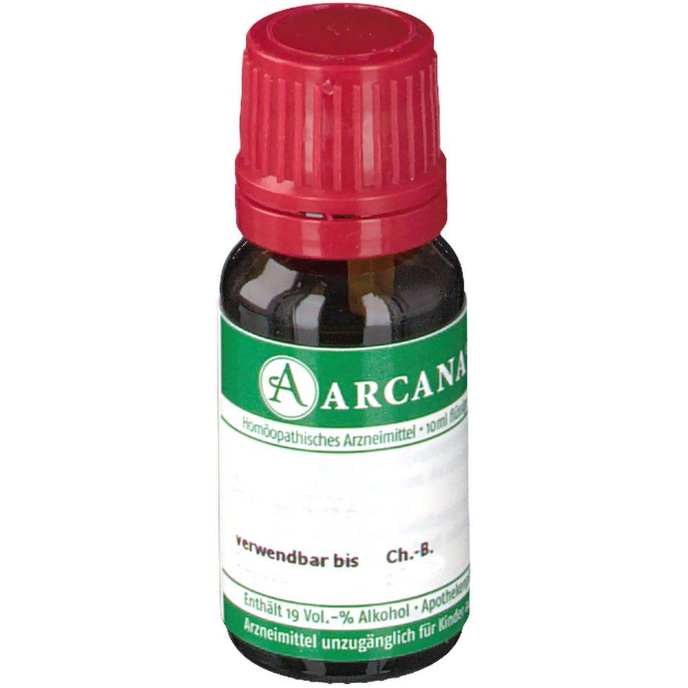 Braune Glasflasche mit rotem Verschluss. Etikett mit grünem Band und weißer Schrift: ARCANA, homöopathisches Arzneimittel. Enthält Alkohol.