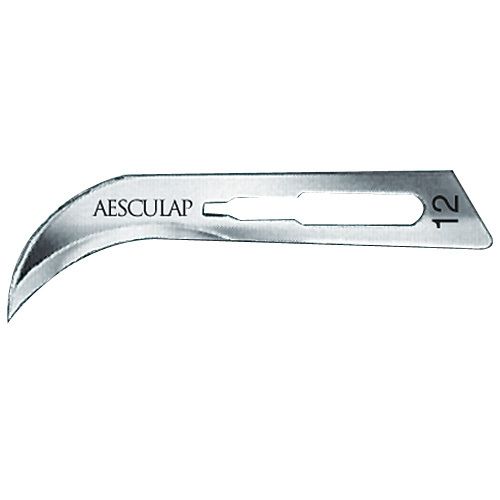 Skalpellklinge, gebogen, mit der Aufschrift AESCULAP und der Größe 12.